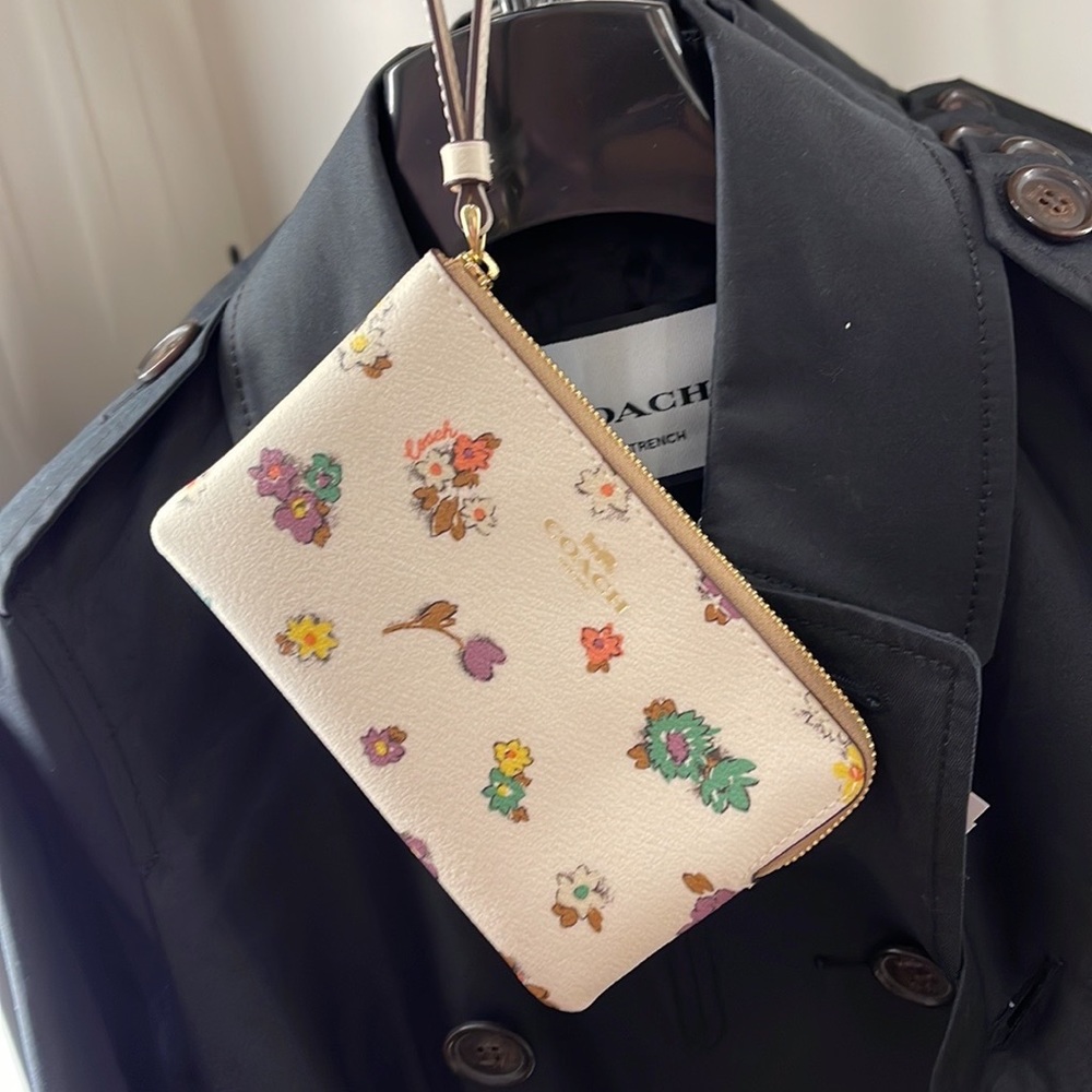 Coach Corner Zip Wristlet With Spaced Floral Field Print
IM/Chalk Multi - Picture 14 of 16